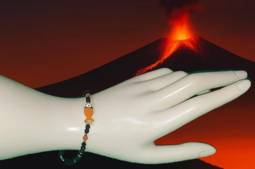 Bracciale in Polvere di Pietra Lavica dell’Etna con Ciondolo Pesce - immagine 2