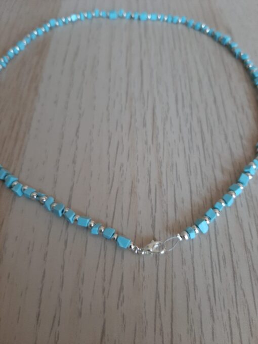 Collana con quadratini in pasta turchese e perle argentate - immagine 2