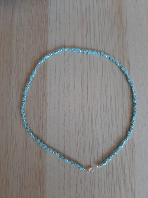 Collana con quadratini in pasta turchese e perle argentate - immagine 3