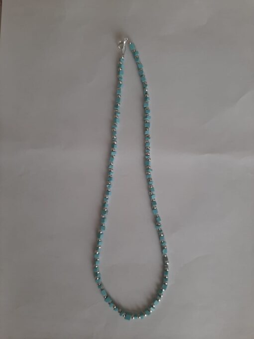 Collana con quadratini in pasta turchese e perle argentate - immagine 4